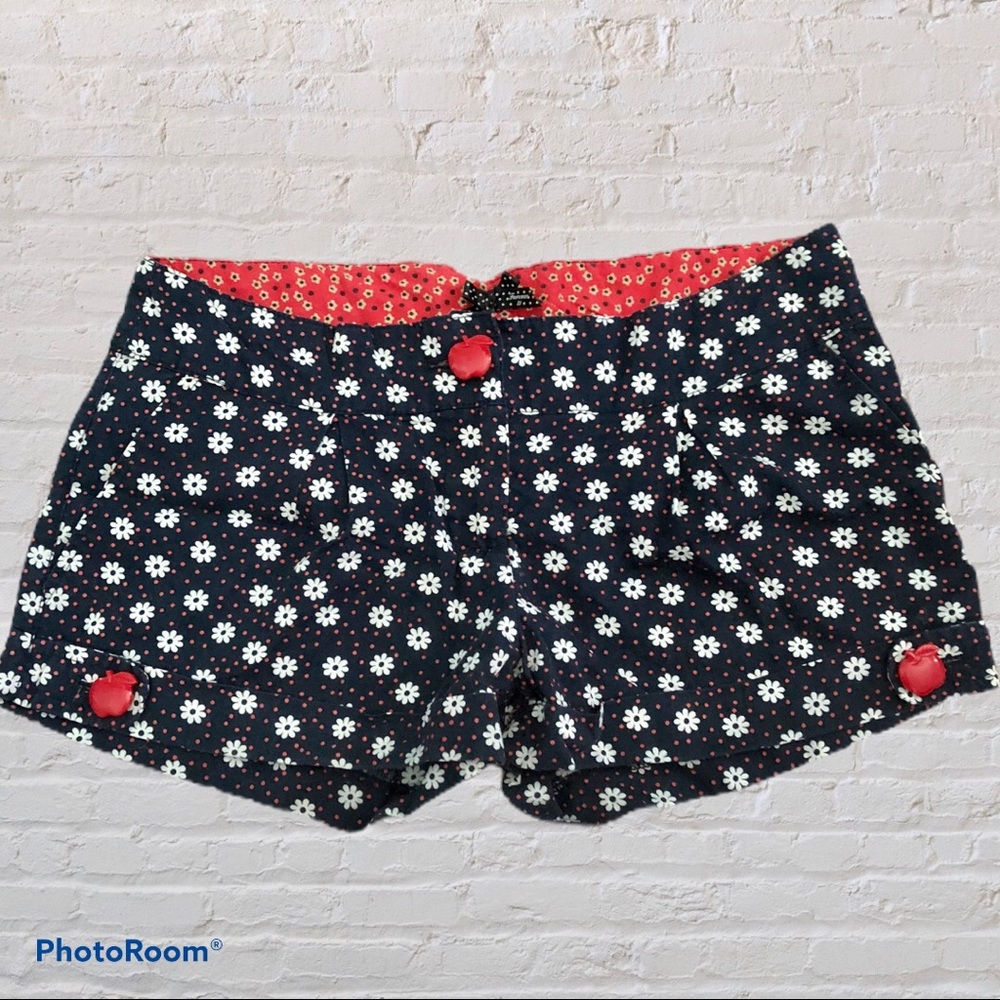 Floral Print Shorts w/ Apple Buttons 🍎